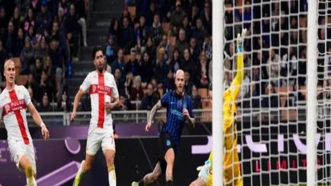 “18岁新星王钰栋国家队首秀惊艳，中超赛场助力双助攻表现抢眼！”